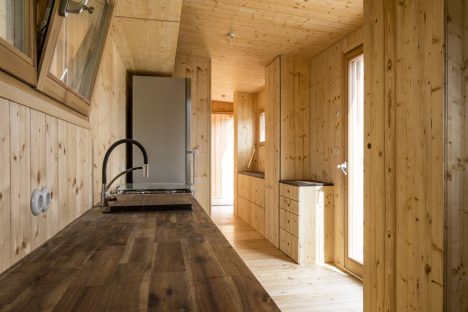 Tiny-House-Einrichtung aus biologisch behandeltem Vollholz. Foto und Info: http://www.mex.co.at