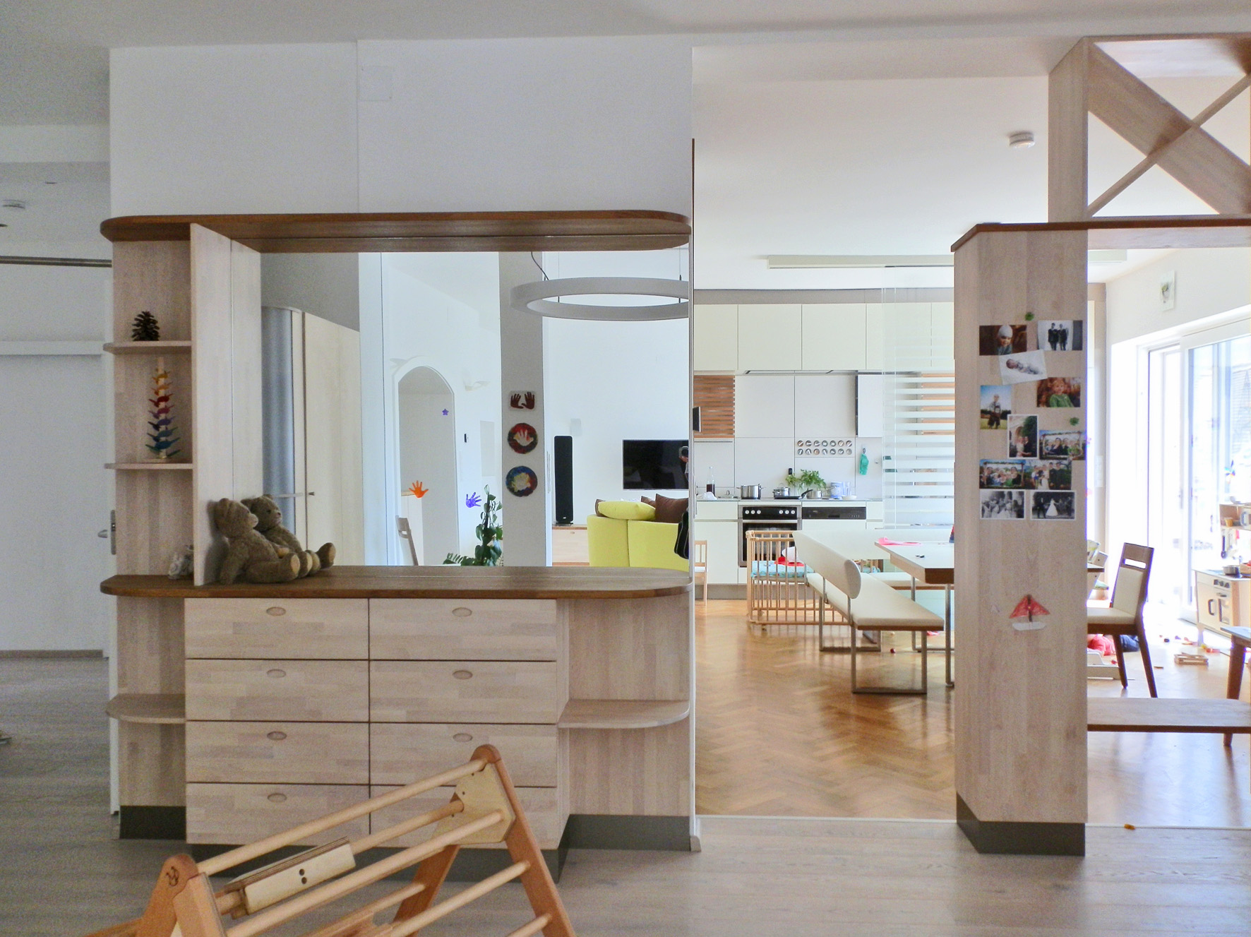 Blick in die Küche, Raum(mit)gestaltung + Foto (C) Irmgard Brottrager