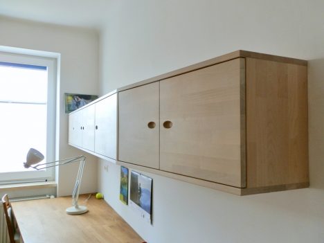 Blick hinter das Elternbett, Raum(mit)gestaltung + Foto (C) Irmgard Brottrager