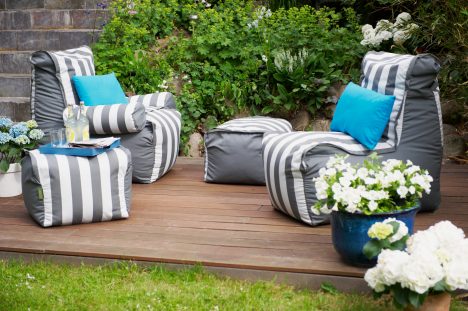 Mit passenden Gartenmöbeln kleine Entspannungsoasen schaffen