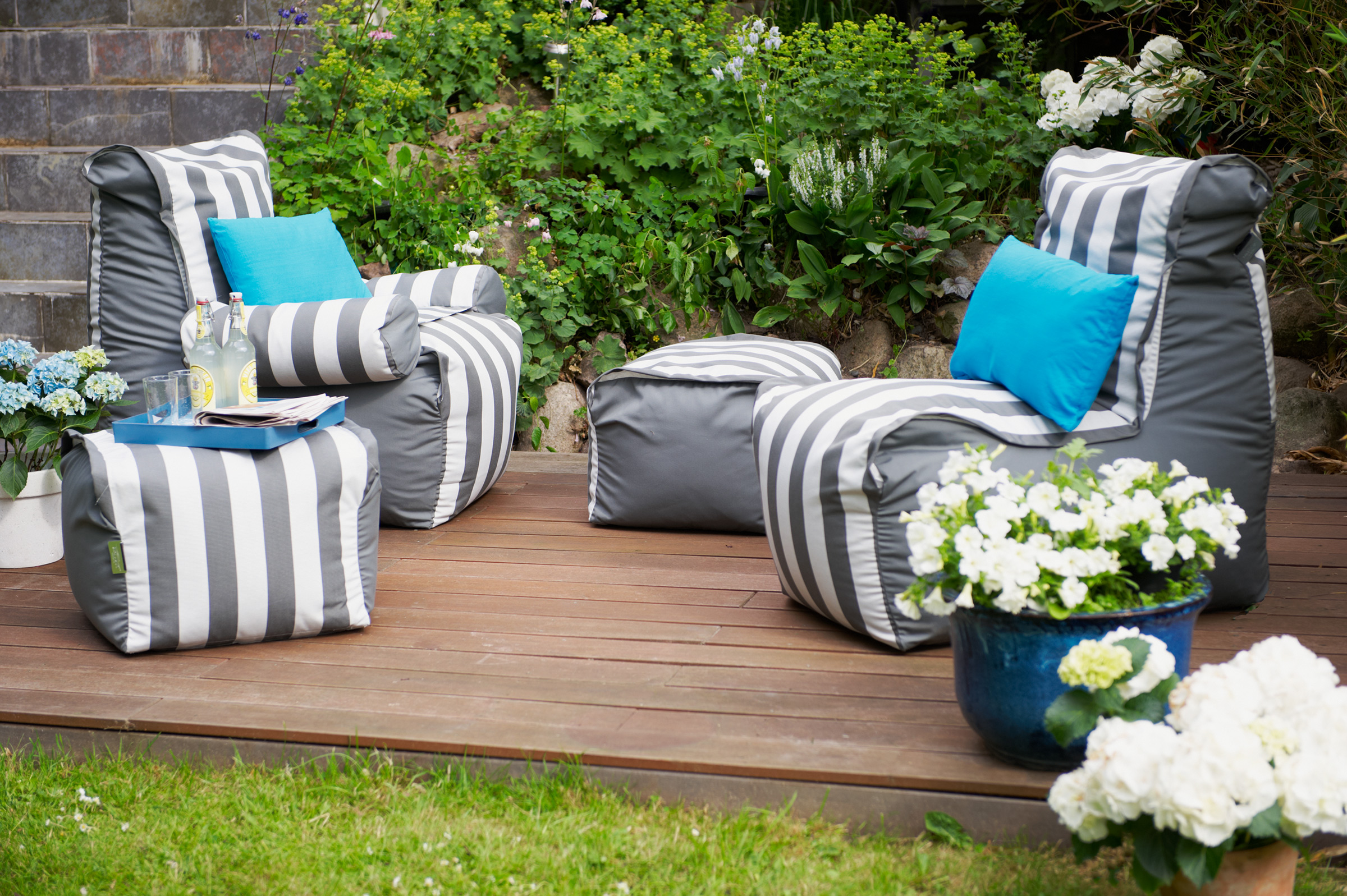 Mit passenden Gartenmöbeln kleine Entspannungsoasen schaffen