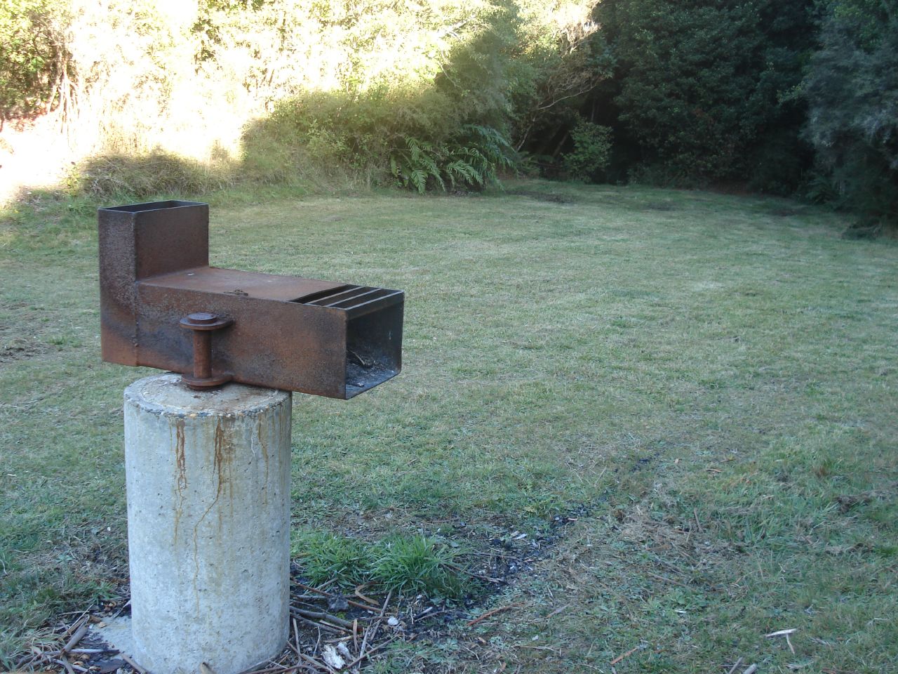 Selbst gebauter Raketenofen in L-Form, Foto (C) Leigh Blackall / flickr
