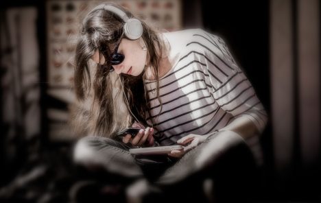 Die Ohrstöpsel machen das Smartphone auch nicht gesünder. Foto (C) Serge Seva / flickr
