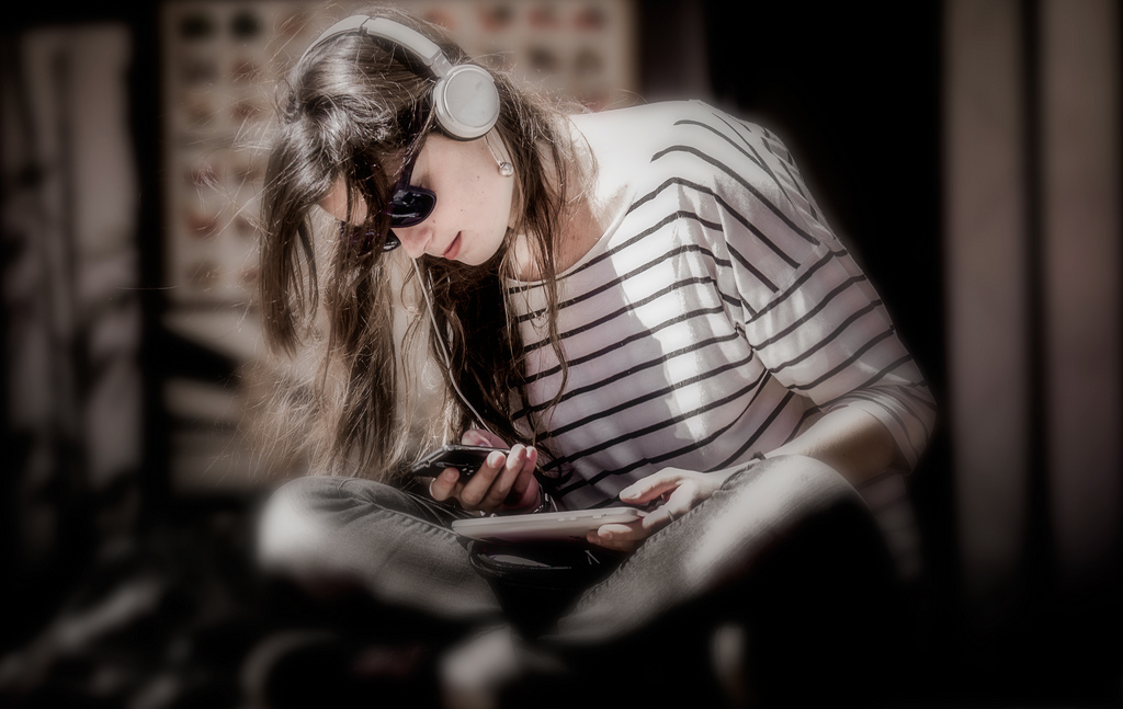 Die Ohrstöpsel machen das Smartphone auch nicht gesünder. Foto (C) Serge Seva / flickr