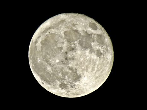 Vollmond mit kontrastreicher Auflösung. Foto (C) rulenumberone2 / flickr CC BY 2.0