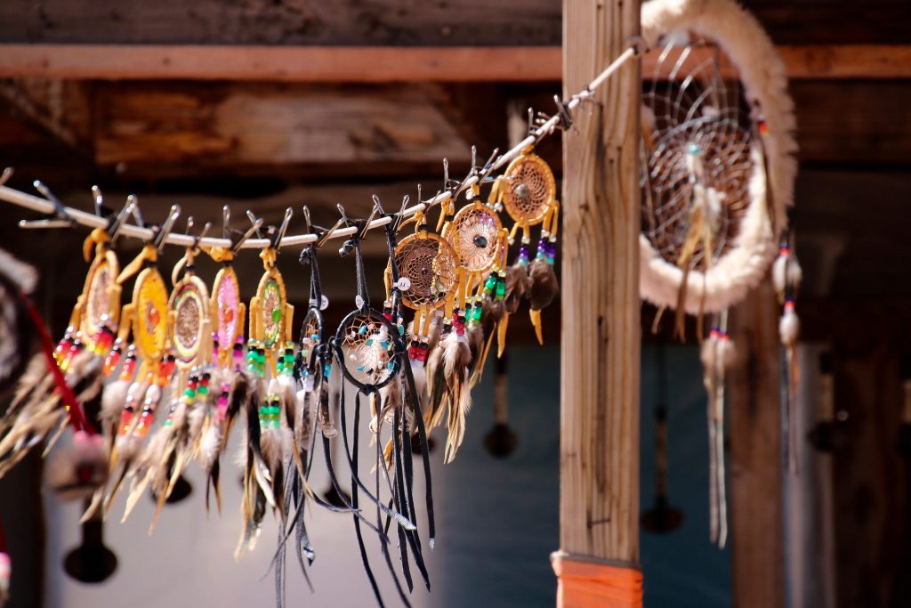 Ob ein Amulett positiv oder negativ wirkt, kommt ganz auf die Gestaltung an. Foto (C) Sabrina Ariana / flickr CC BY 2.0