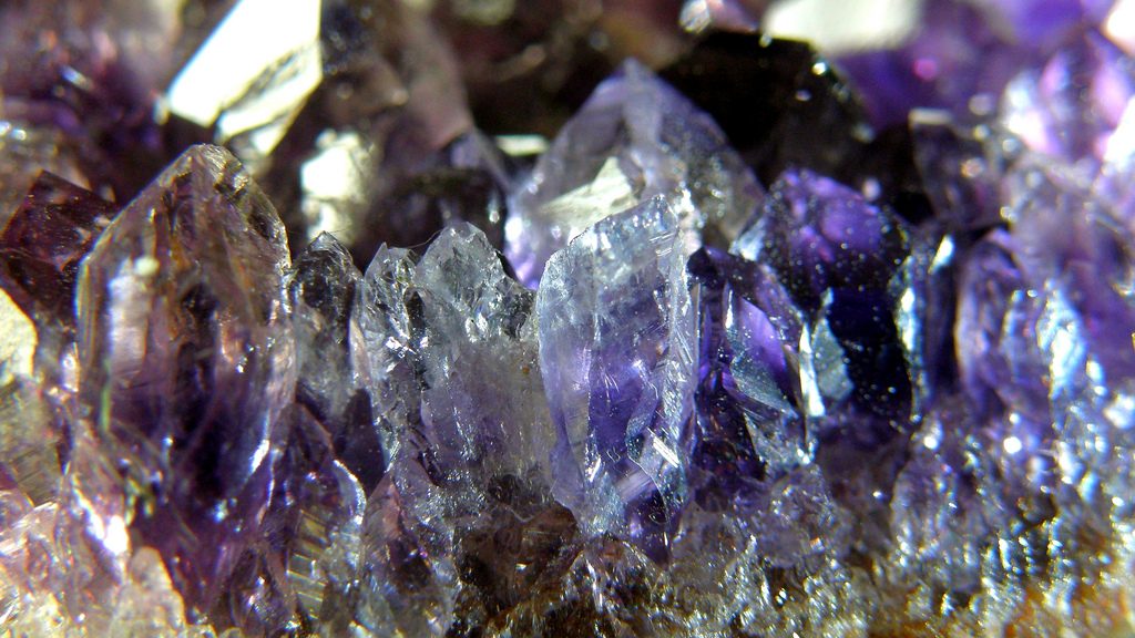 Silizium ist zum Beispiel in Edelsteinen (hier Amethyst) enthalten. Foto (C) Olivier Bacquet / flickr CC BY 2.0