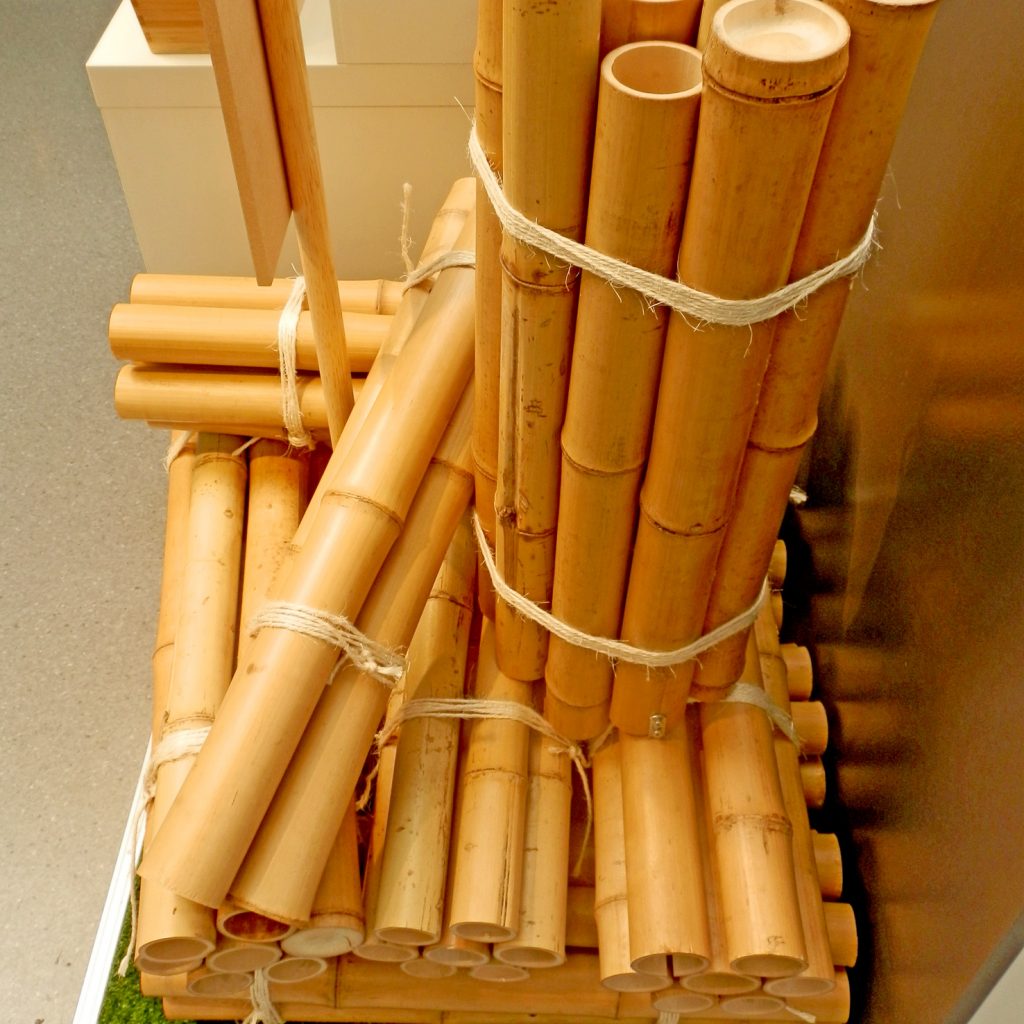 Für die Herstellung von Innenausbau-Platten werden nur die Wände der Rohre verwendet. Foto (C) Irmgard Brottrager