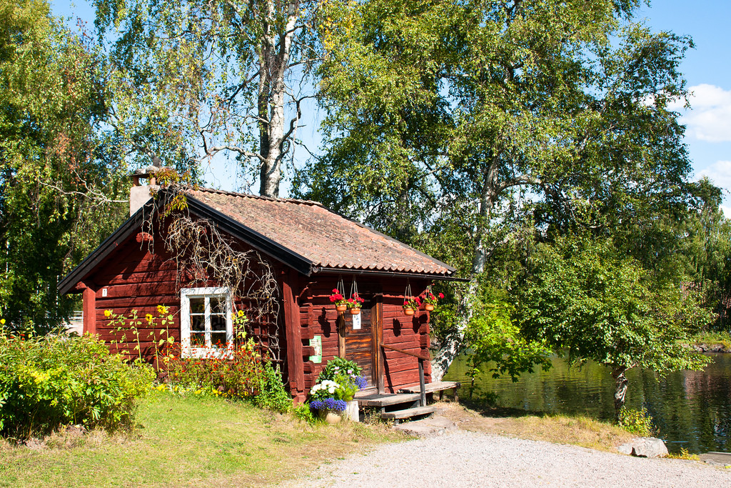 Ein Traum: Ein Häuschen am See, mitten in der Natur. In Schweden keine Seltenheit. Doch auch hierzulande könnt ihr euch skandinavisches Wohngefühl in eure vier Wände zaubern.