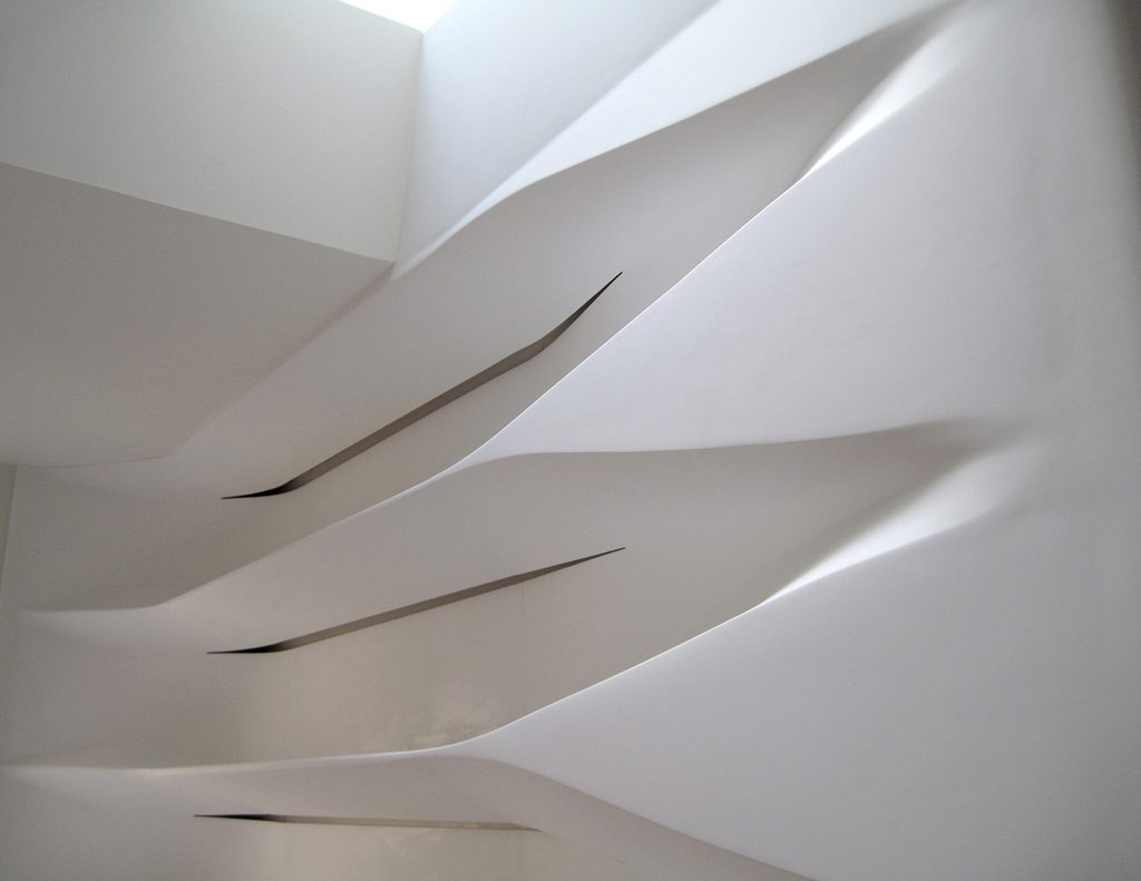 Extravagantes Regal aus Corian, das aus der Wand zu wachsen scheint. Foto (C) Associated Fabrication / flickr CC BY 2.0