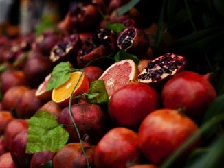 Der rote Saft von Granatäpfeln ist sehr hartnäckig und daher gut zum Färben geeignet. Foto (C) Lina Licht Mayer / flickr CC BY 2.0