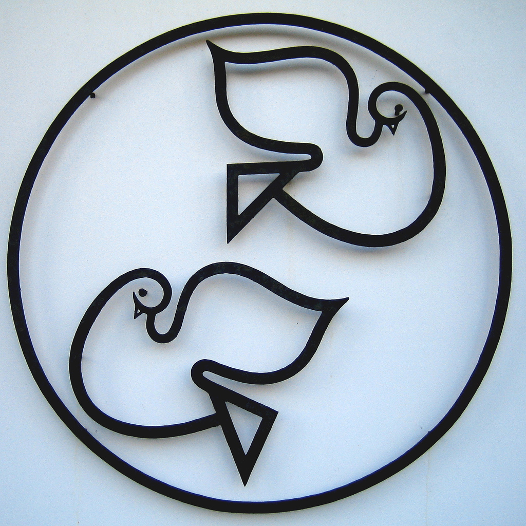 Schönes Schutz- und Friedenszeichen mit Tauben. Foto (C) Paul Downey / flickr CC BY 2.0