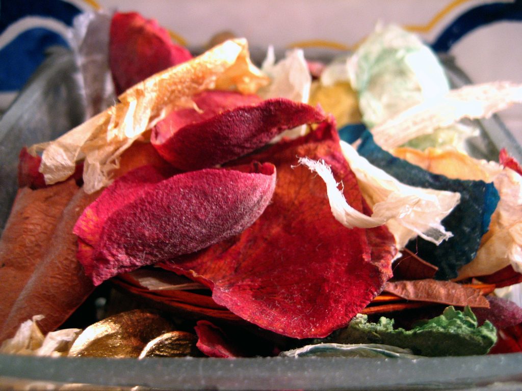 Potpourri mit Blütenblättern, Foto (C) sunshinecity / flickr CC BY 2.0