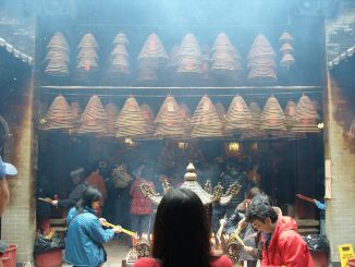 Hängende Räucherkegel in einem Tempel in Tai Po (Hongkong). Foto (C) shankar s. / flickr CC BY 2.0