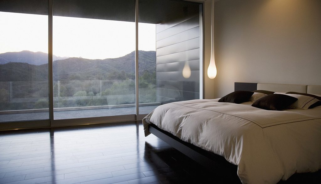 Aufgeräumtes Schlafzimmer: clean, aber nicht kuschelig. Foto (C) Tom Merton / flickr CC BY 2.0