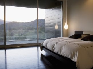 Aufgeräumtes Schlafzimmer: clean, aber nicht kuschelig. Foto (C) Tom Merton / flickr CC BY 2.0