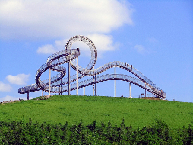„Tiger and Turtle“ ist eine begehbare Landmarke, die einer Achterbahn nachempfunden ist. Foto (C) Velyana Luca / flickr CC BY 2.0