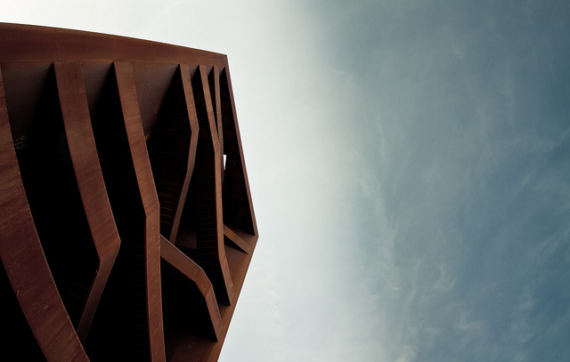 Der „rostige Nagel“ oder „Rusty Nail“ ist eine berühmte, nadelförmige Landmarke aus rostendem Stahl. Foto (C) Marcus Pink / flickr CC BY 2.0