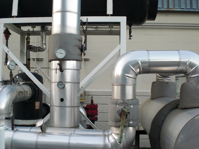 Industrieanlage mit Alu-Rohren, Foto (C) dominik18s / flickr CC BY 2.0