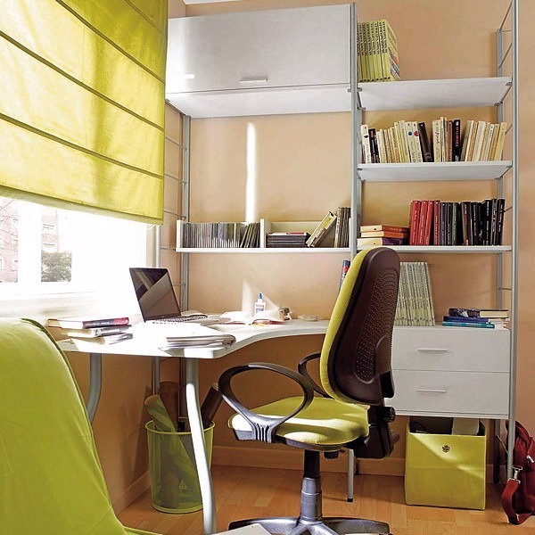 Obwohl dieser Arbeitsplatz aufgeräumt und organisiert aussieht, wirkt er nicht ruhig, weil die Sonne zu sehr blendet. Foto (C) nhadatvideo / flickr CC BY 2.0