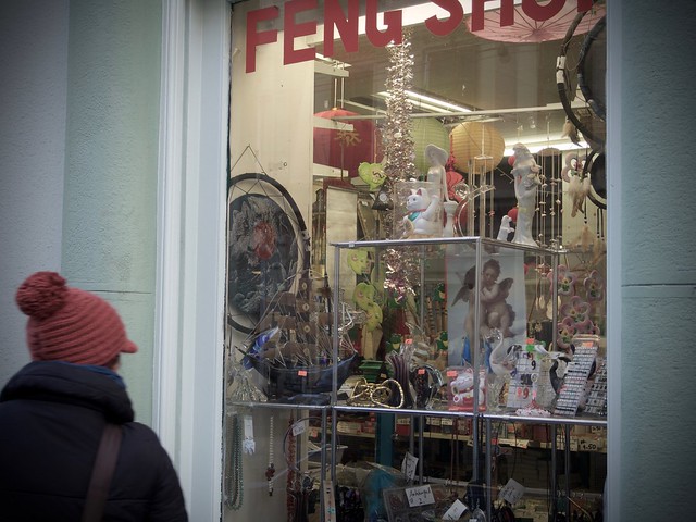 Die Qual der Wahl vor einem Feng-Shui-Shop, Foto: Fred Stampach / flickr CC BY 2.0