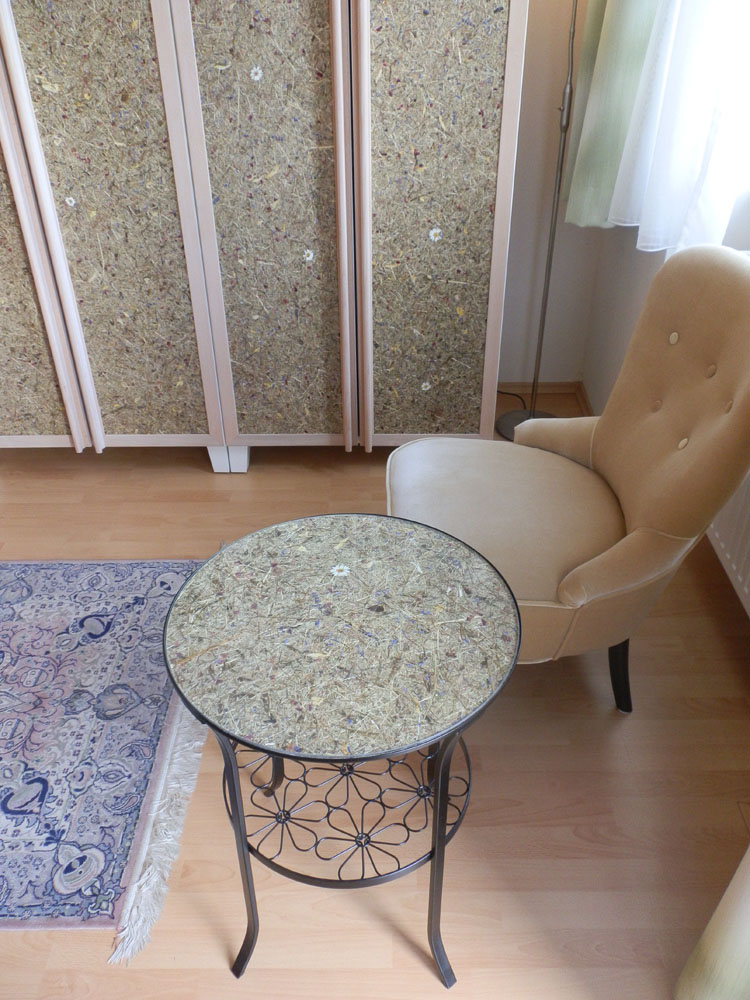 Ikea- Tischchen mit Heublumen unter Glas, Foto (C) Irmgard Brottrager