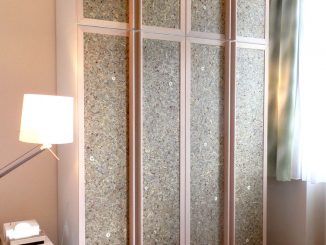 Ikea- Kleiderschrank mit Tapeten-Türen, Foto (C) Irmgard Brottrager