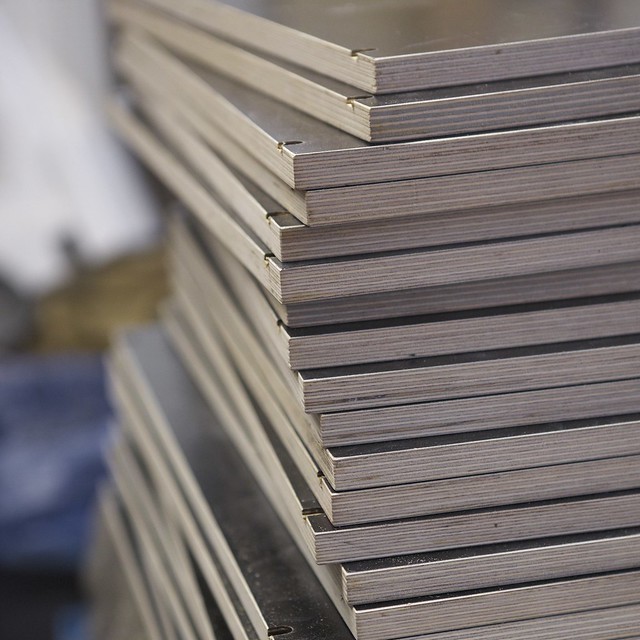 Braune Siebdruckplatten, Foto: Gerold Schneider / flickr CC BY 2.0