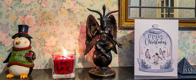 Ein finsterer Baphomet neben anderen Nippes. Foto: Kevin Wheeler / flickr CC BY 2.0