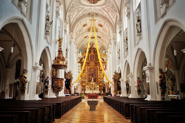 Kirchenräume können erhebend wirken. Jedoch auf wen? Für die Besucher oder auf den Priester und Ministranten? Foto: Stefan Jurcă / flickr CC Y 2.0