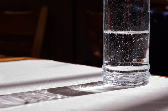 Wasserglas mit Luftperlen, Foto: Beatrice Murch / flickr CC BY 2.0