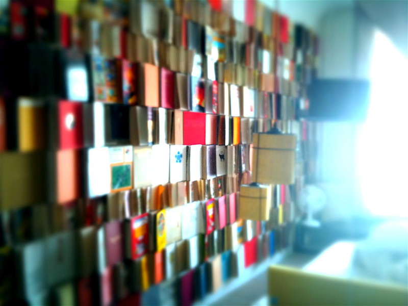 Bunte Bücherwand in einer Suite im Michelberger Hotel in Berlin, Foto: David Barrie / flickr CC  BY 2.0