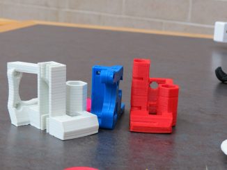 Typisch für den 3D-Druck ist die gerillte Struktur, die durch das Auftragen der Schichten entsteht. (C) college.library / flickr CC BY 2.0