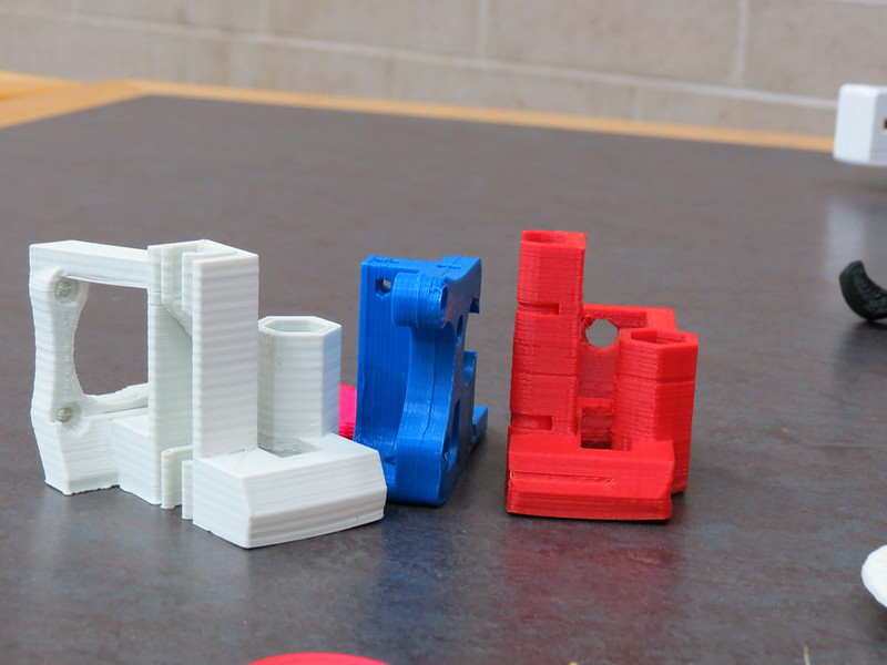 Typisch für den 3D-Druck ist die gerillte Struktur, die durch das Auftragen der Schichten entsteht. (C) college.library  / flickr CC BY 2.0