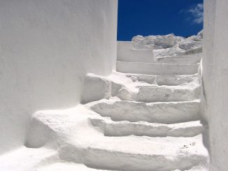 Stufen in Ponza als Sinnbild für den Weg ins Licht. Foto: Camil Demetrescu / flickr CC BY 2.0