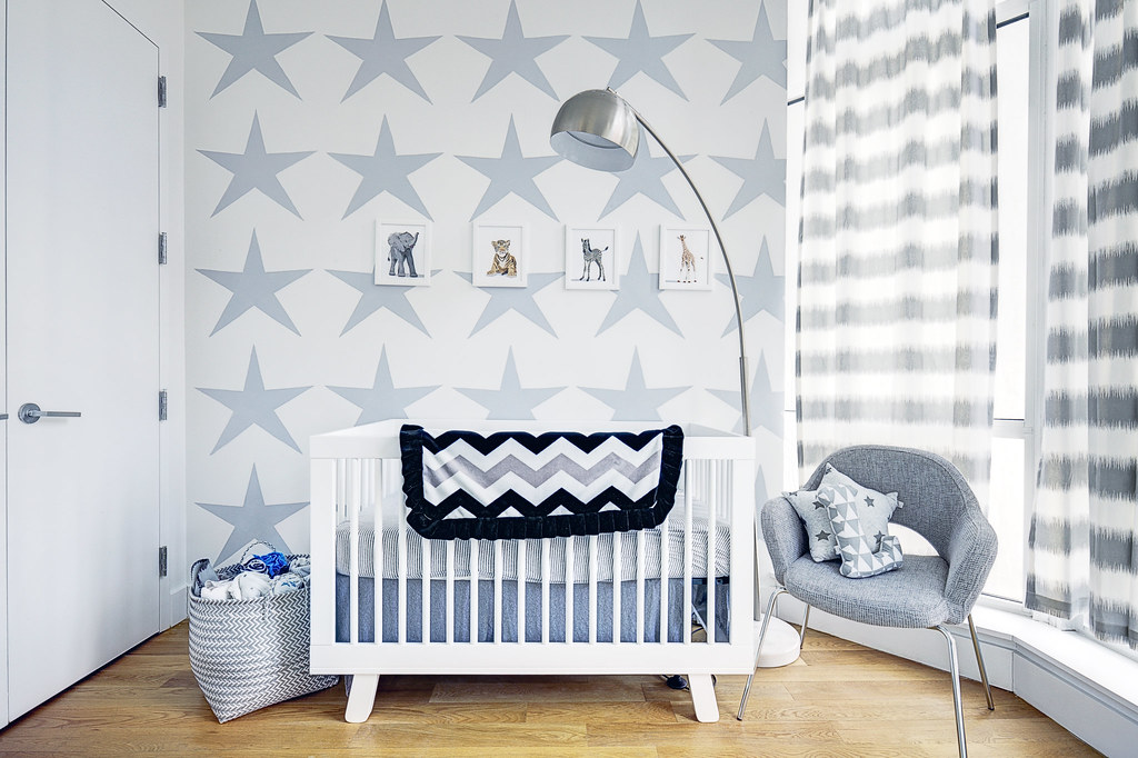 Babyzimmer mit Babybett in dezenten Blautönen