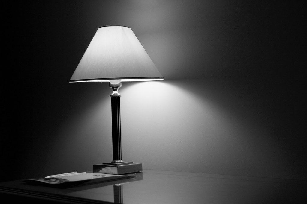 Lampe mit Metallständer
