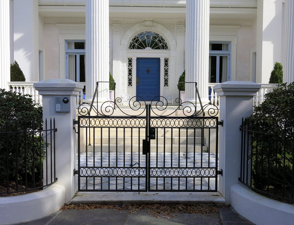 Eisernes Tor und blaue Haustür: Eingangsbereich zur Villa Margherita, Charleston, US